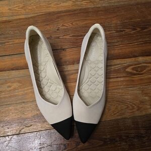 Elegant White And Black Pointed Toe Kitten Heel